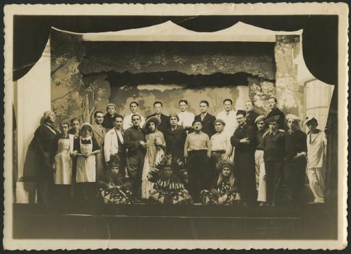 Troupes de théâtre paroissial à Montaigu : troupes masculine (vues 1-2), mixte (vues 3-4) et féminines (vues 5-12).